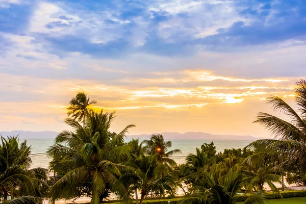 Sunset on the beach and sea — Stock Photo, Image