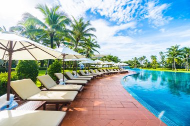 Şemsiyeleri ve sandalyeler Yüzme Havuzu etrafında