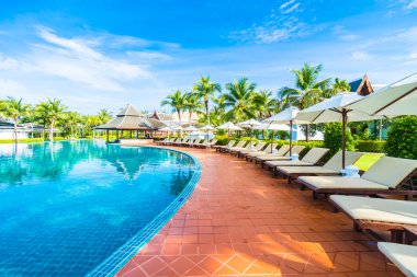 Şemsiyeleri ve sandalyeler Yüzme Havuzu etrafında