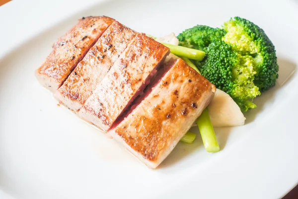 Tuna steak with vegetable — Stock Photo, Image