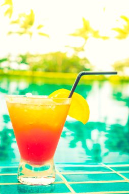 Kokteyl cam, Yüzme Havuzu etrafında 