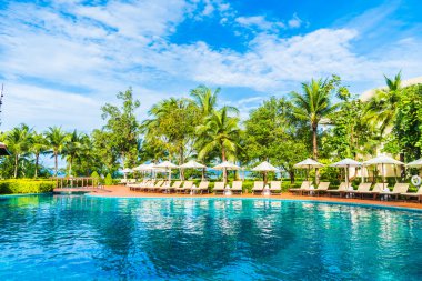 Şemsiyeleri ve sandalyeler Yüzme Havuzu etrafında