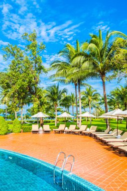 Şemsiyeleri ve sandalyeler Yüzme Havuzu etrafında