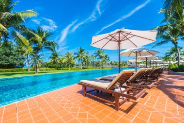 Şemsiyeleri ve sandalyeler Yüzme Havuzu etrafında