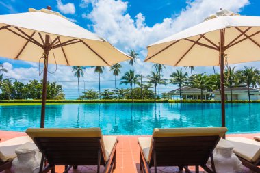 Şemsiyeleri ve sandalyeler Yüzme Havuzu etrafında