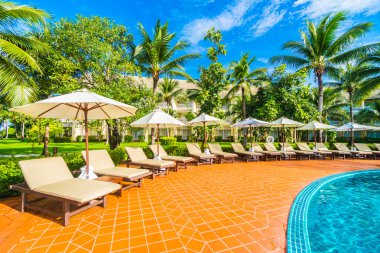 Şemsiyeleri ve sandalyeler Yüzme Havuzu etrafında