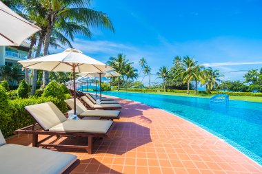 Şemsiyeleri ve sandalyeler Yüzme Havuzu etrafında