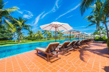 Şemsiyeleri ve sandalyeler Yüzme Havuzu etrafında