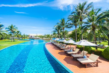 Şemsiyeleri ve sandalyeler Yüzme Havuzu etrafında