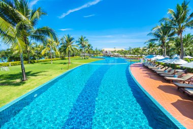 Şemsiyeleri ve sandalyeler Yüzme Havuzu etrafında