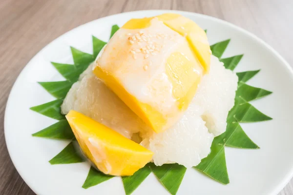 Липкий рис с манго — стоковое фото
