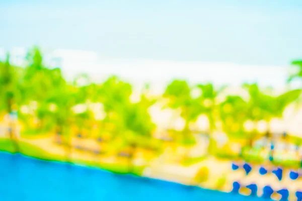 Piscina al aire libre con playa y mar de fondo —  Fotos de Stock