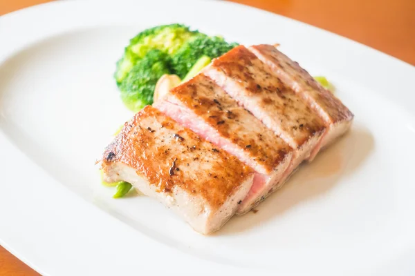 Tuna steak with vegetable — Stock Photo, Image