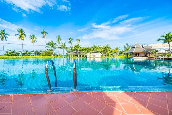 Outdoor swimming pool in hotel — Stock Photo, Image