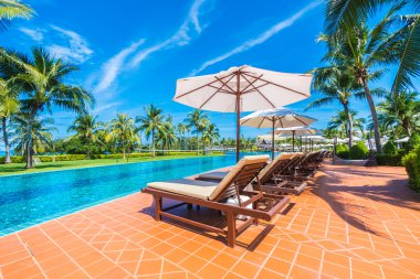 Şemsiyeleri ve sandalyeler Yüzme Havuzu etrafında