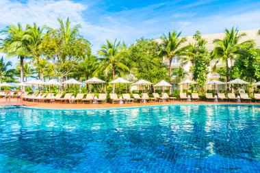 Şemsiyeleri ve sandalyeler Yüzme Havuzu etrafında