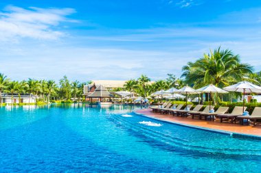 Şemsiyeleri ve sandalyeler Yüzme Havuzu etrafında