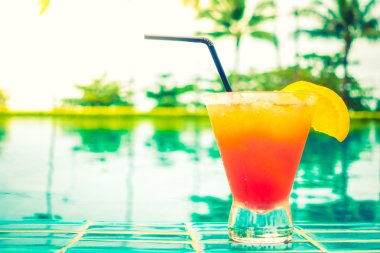 Mocktail cam Yüzme çevresinde