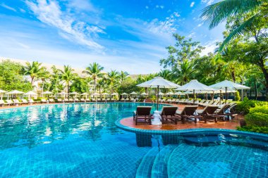 Şemsiyeleri ve sandalyeler Yüzme Havuzu etrafında