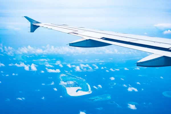 Airplane wing with view of maldives island and sea — Stock Photo, Image