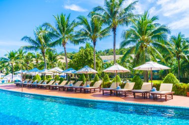 Şemsiyeleri ve sandalyeler Yüzme Havuzu etrafında