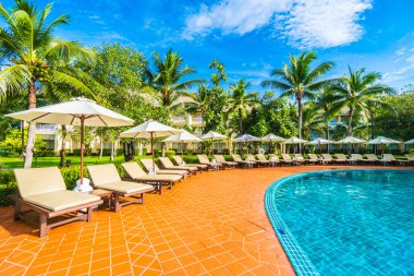 Şemsiyeleri ve sandalyeler Yüzme Havuzu etrafında