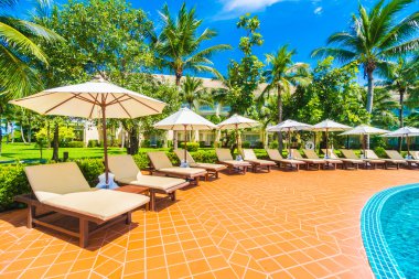 Şemsiyeleri ve sandalyeler Yüzme Havuzu etrafında