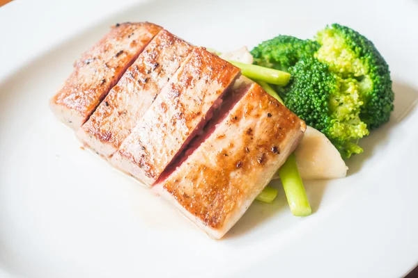 Tuna steak with vegetable — Stock Photo, Image