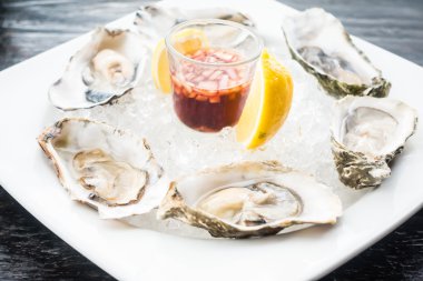 Buz ve limon ile taze istiridye