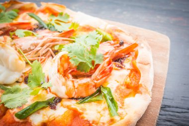 Tom Yum Kung pizza