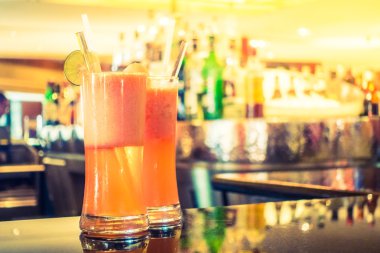 İki bardak portakal mocktails 