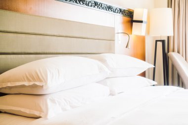 Yatakta beyaz yastıklar