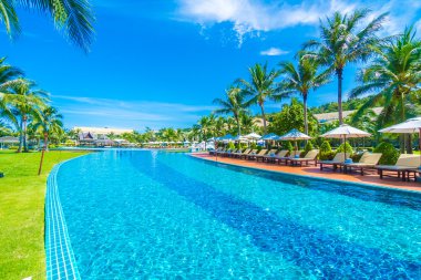 Şemsiyeleri ve sandalyeler Yüzme Havuzu etrafında