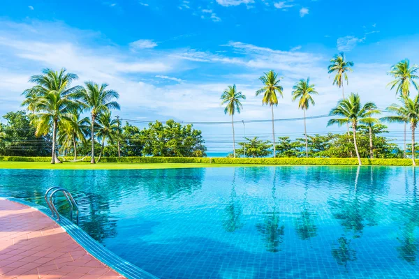 Palm trees around swimming pool — Stock Photo, Image