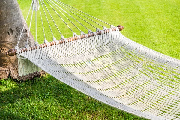 Empty hammock and green grass — Stock Photo, Image