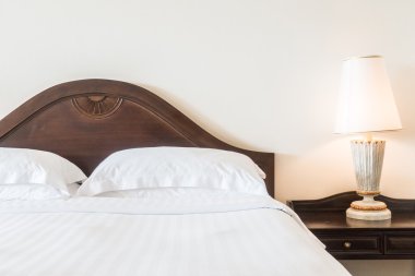 Yatakta beyaz yastıklar