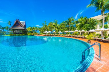 Şemsiye ve Yüzme Havuzu etrafında sandalye