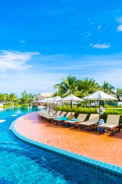 Şemsiye ve Yüzme Havuzu etrafında sandalye