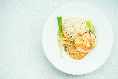 Karides ile kızarmış erişte 