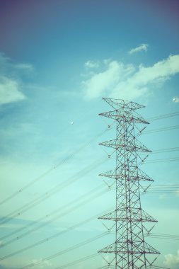 mavi gökyüzünde kutubun elektrik