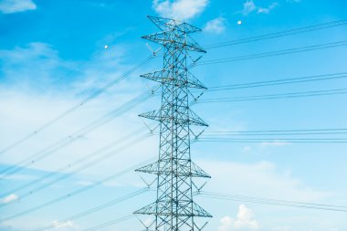 mavi gökyüzünde kutubun elektrik