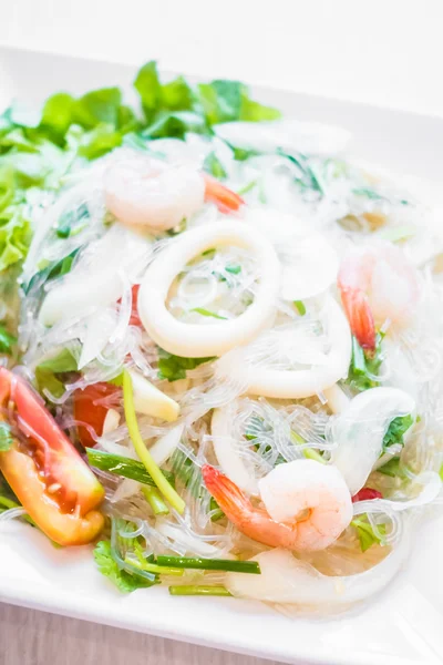 Pikantní salát s mořskými plody — Stock fotografie