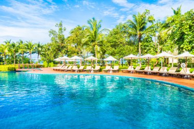 Şemsiye ve Yüzme Havuzu etrafında sandalye