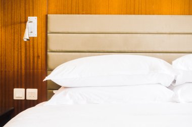 Yatakta beyaz yastıklar