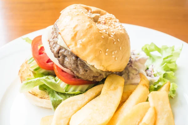 Rundvlees hamburger met frietjes — Stockfoto