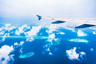 Uçak kanadı deniz yukarıda