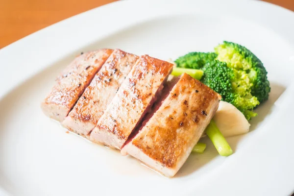Tuna steak with vegetables — Stock Photo, Image