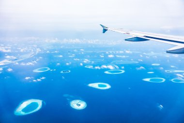 Uçak kanadı deniz yukarıda