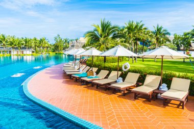 Şemsiye ve Yüzme Havuzu etrafında sandalye