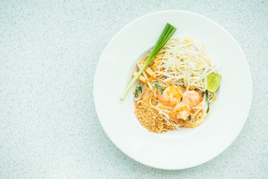 Karides ile kızarmış erişte 